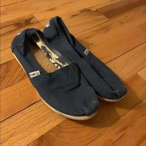 Women’s Navy TOMS Size 6